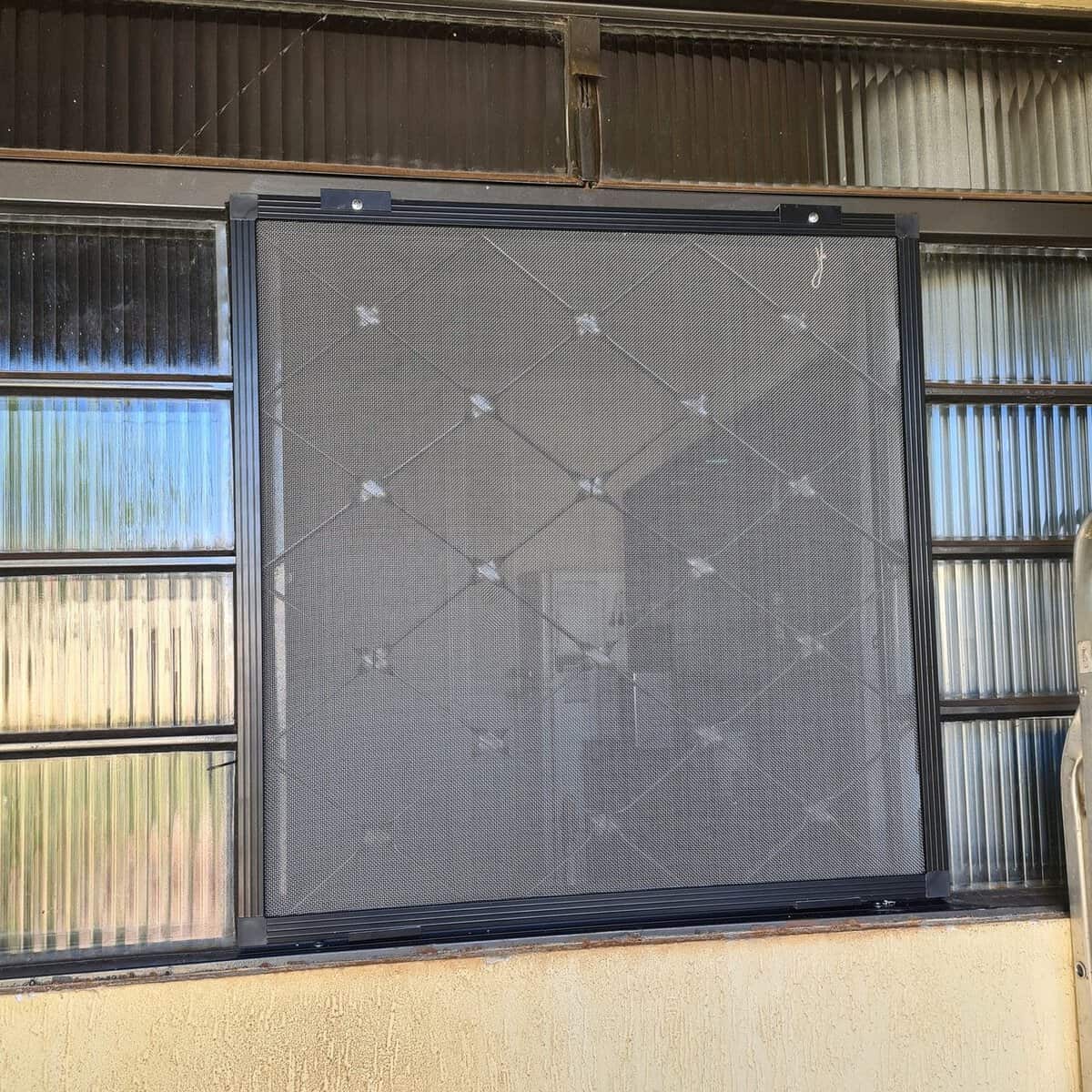 Vão largo em Rio das Pedras fechado com um único quadro de tela mosquiteira de correr, sobre janela de vidro canelado