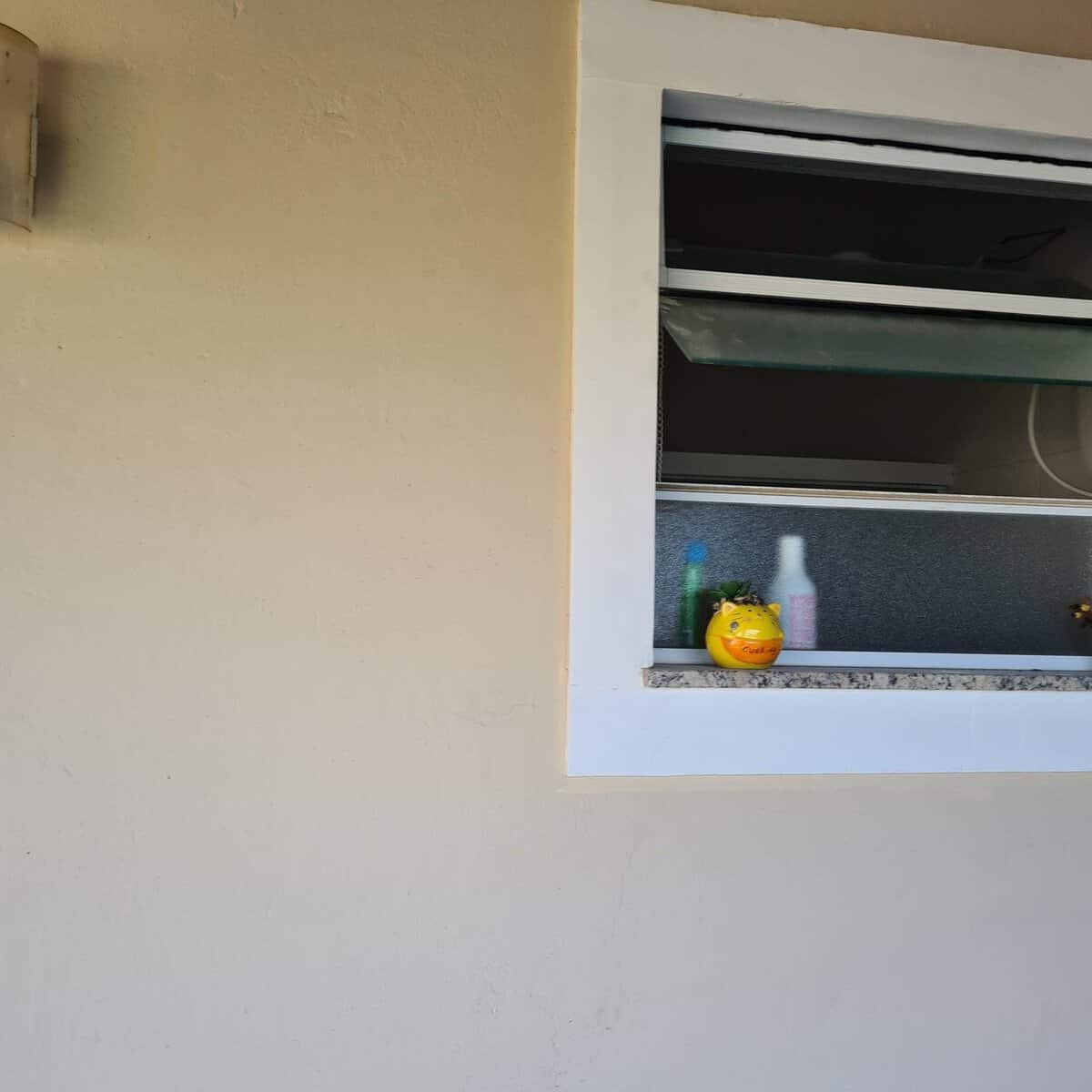 Janela maxim-ar aberta em Rio das Pedras com a tela mosquiteira fixa por dentro do vão, permitindo abrir o vidro sem tirar a tela
