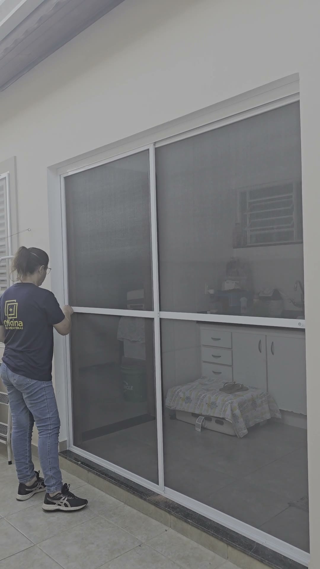 Porta de correr de tela mosquiteira com duas folhas brancas fechando o vão inteiro da porta da cozinha, em Piracicaba