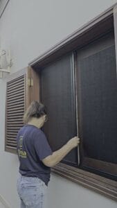 Tela mosquiteira com dois quadros deslizantes em janela de madeira, em Piracicaba, instalada pela Oficina Telas Mosquiteiras