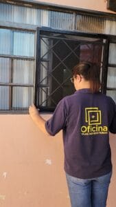 Quadro removível de tela mosquiteira encaixado só no vão de abertura de uma janela de metal com laterais fixas