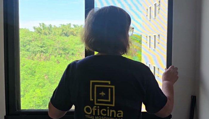 Janela de cozinha com tela mosquiteira de quadro preto instalada pela Oficina Telas Mosquiteiras em Piracicaba, com um quadro de tela separado na ventilação do gás, acima da janela